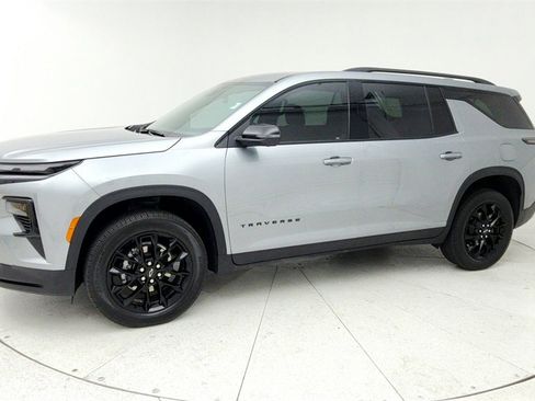 Used 2025 Chevrolet Traverse LT w/ Midnight/Sport Edition image 2
