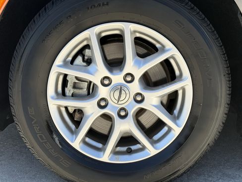 Used 2023 Chrysler Voyager LX image 12