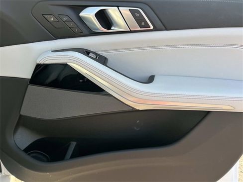 Used 2024 BMW X7 xDrive40i w/ Executive Package image 32