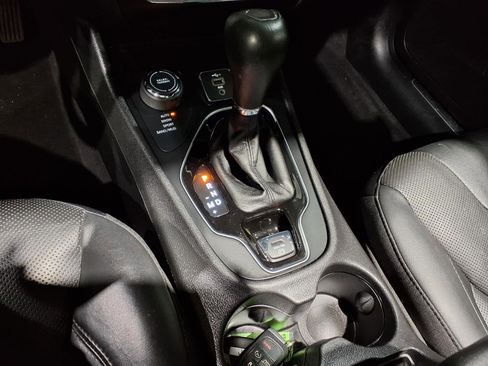 Used 2019 Jeep Cherokee Limited image 10