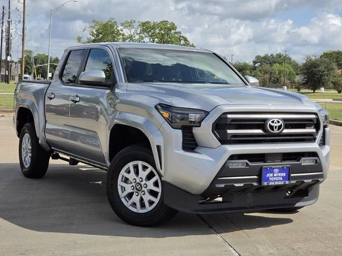 Used 2025 Toyota Tacoma SR5 AWD/4WD image 2