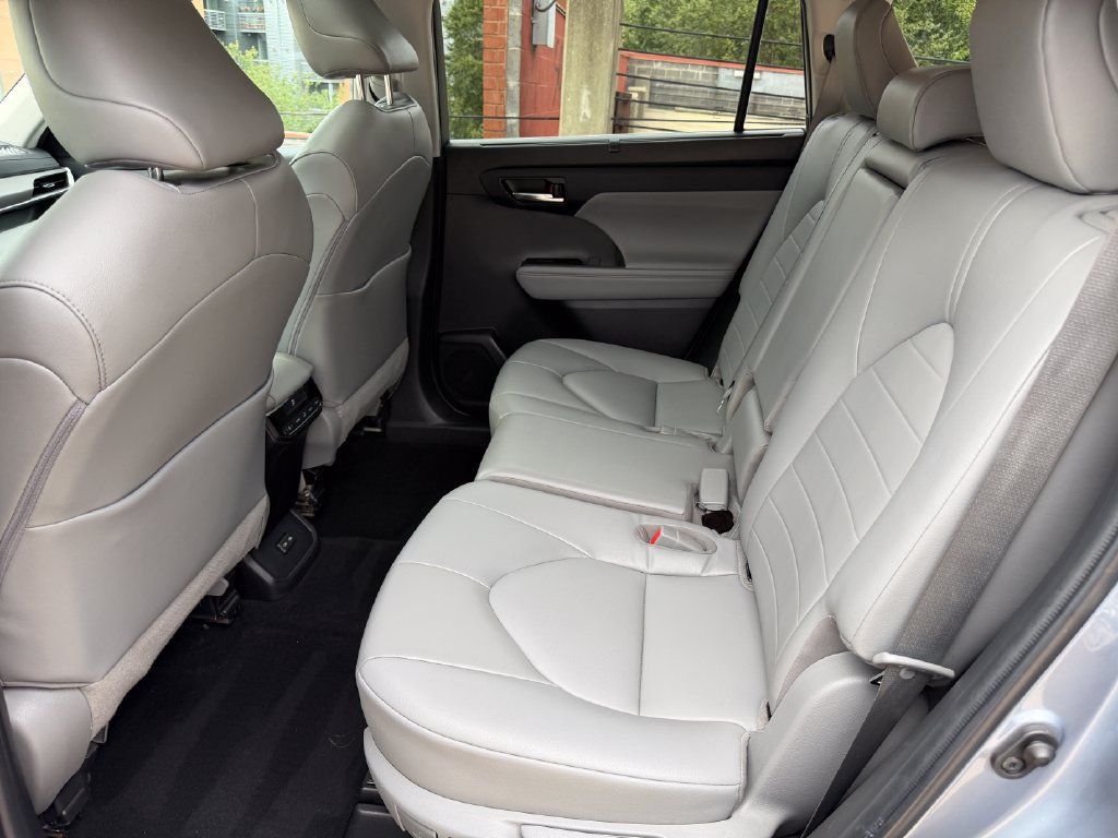 Used 2022 Toyota Highlander XLE w/ Protection Package #3 (TMS) AWD/4WD image 23