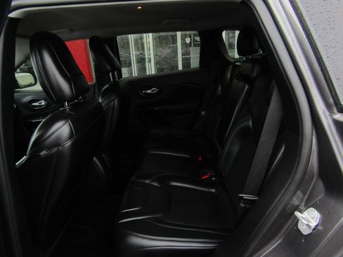 Used 2019 Jeep Cherokee Latitude Plus image 13