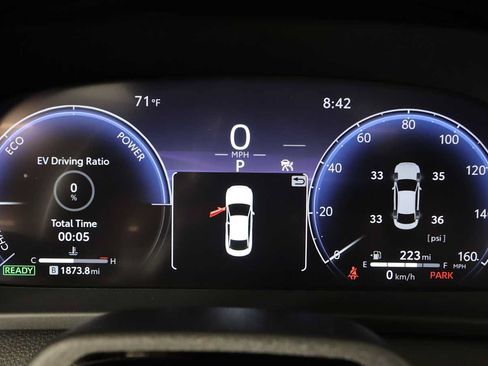 Used 2025 Toyota Crown Platinum AWD/4WD image 5