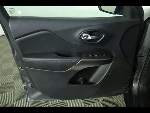 Used 2019 Jeep Cherokee Latitude Plus w/ Comfort/Convenience Group FWD image 16