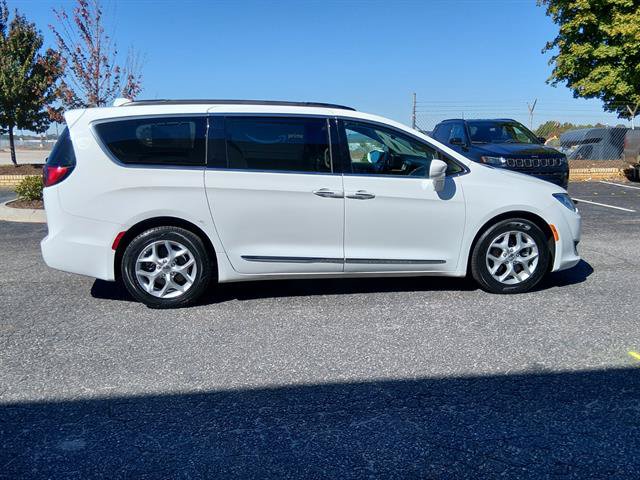 Used 2017 Chrysler Pacifica Touring-L w/ Tire & Wheel Group FWD image 2