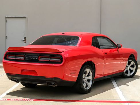 Used 2018 Dodge Challenger SXT RWD image 4