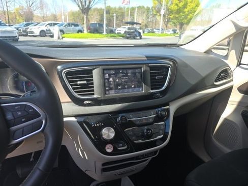 Used 2023 Chrysler Voyager LX image 11