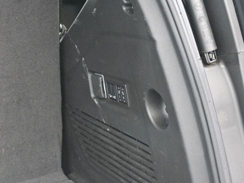 Used 2025 GMC Yukon Elevation image 11