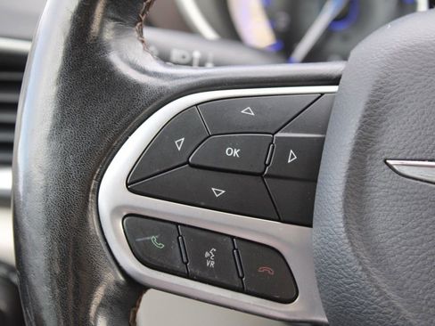 Used 2019 Chrysler Pacifica Touring-L image 33