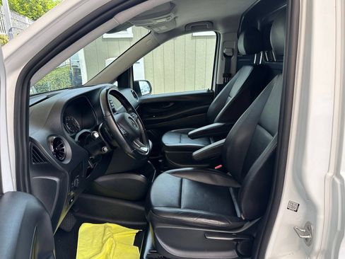 Used 2023 Mercedes-Benz Metris image 2