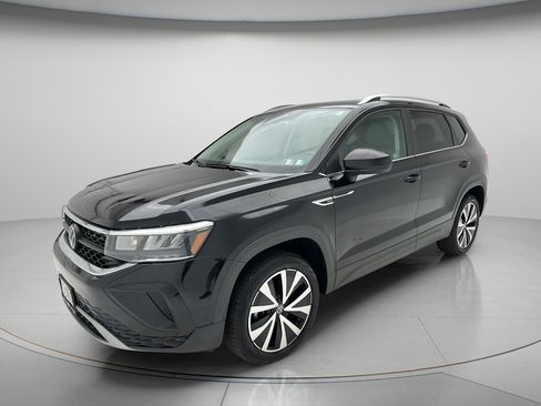 Used 2023 Volkswagen Taos SE w/ Panoramic Sunroof Package FWD image 7