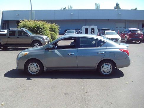 Used 2014 Nissan Versa SV FWD image 2