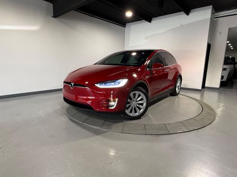 Used 2018 Tesla Model X 75D AWD/4WD image 3