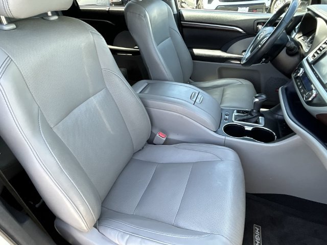 Used 2016 Toyota Highlander Limited Platinum FWD image 11
