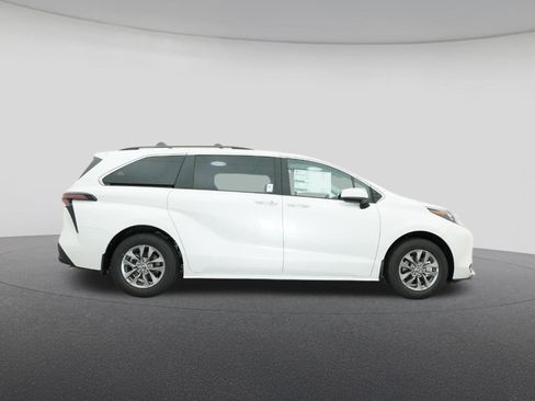 New 2026 Toyota Sienna XLE FWD image 27