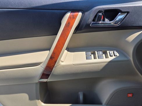 Used 2012 Toyota Highlander Limited w/ Tow Pkg image 34