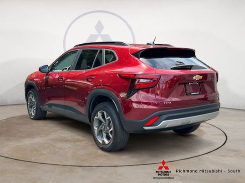 Used 2025 Chevrolet Trax LT FWD image 5