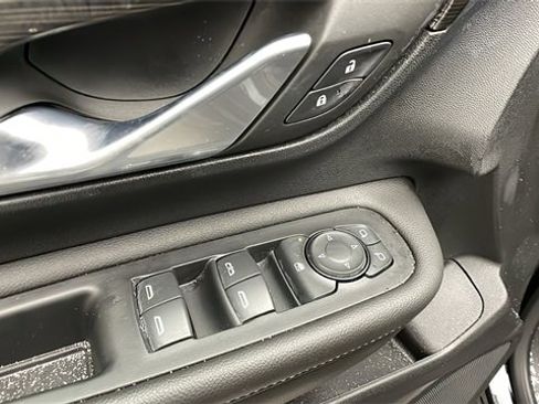 Used 2023 GMC Terrain SLE w/ Driver Convenience Package image 9