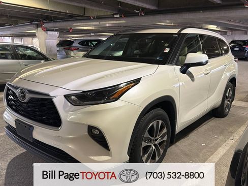 Used 2021 Toyota Highlander XLE AWD/4WD image 1
