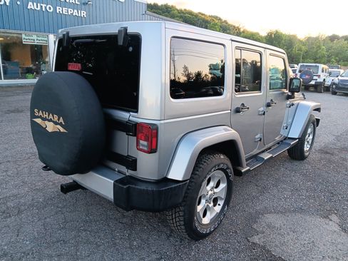 Used 2015 Jeep Wrangler Unlimited Sahara w/ Dual Top Group AWD/4WD image 5