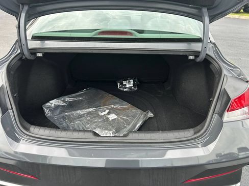Used 2024 Hyundai Elantra SE FWD image 13