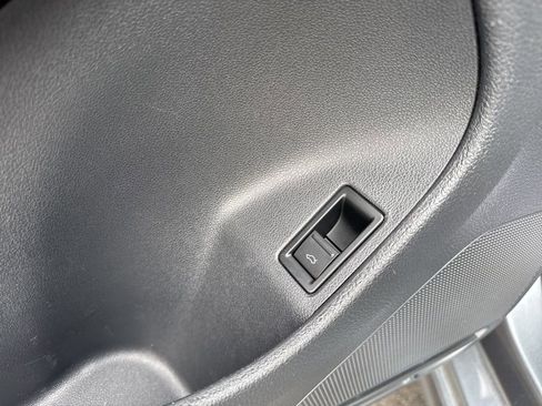 Used 2017 Volkswagen Jetta SE image 12