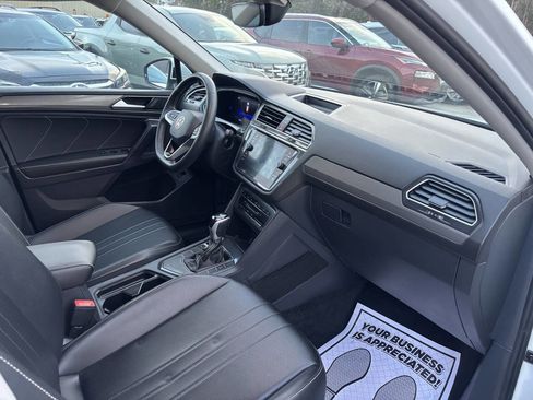 Used 2024 Volkswagen Tiguan SE image 34