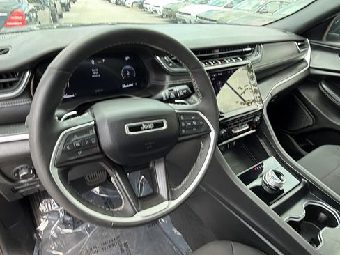 Used 2025 Jeep Grand Cherokee Laredo X w/ Luxury Tech Group I AWD/4WD image 25