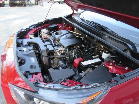 Used 2020 Toyota RAV4 LE w/ Carpet Mat Package image 21