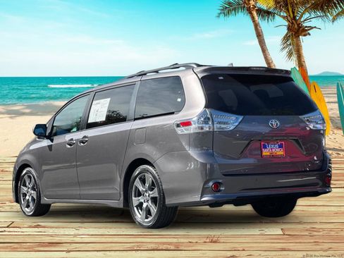 Used 2020 Toyota Sienna SE w/ SE Preferred Package image 4