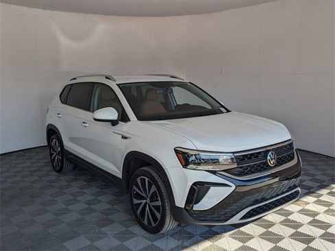 Used 2022 Volkswagen Taos SE image 2