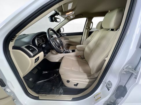 Used 2022 Jeep Grand Cherokee Laredo E image 18