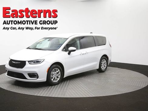 Used 2023 Chrysler Pacifica Touring-L FWD image 57