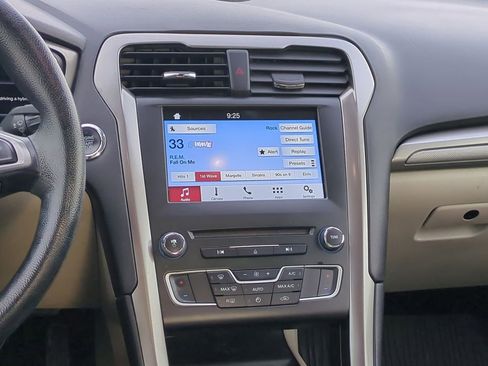 Used 2017 Ford Fusion SE image 28