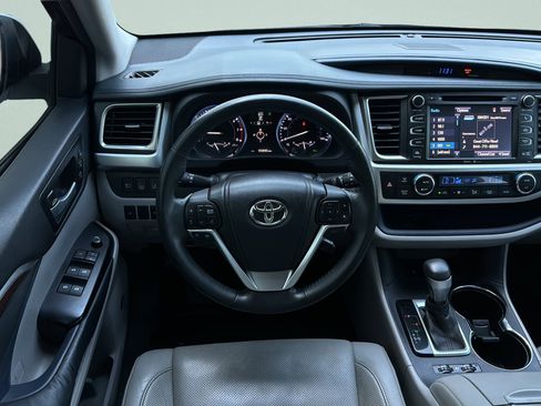 Used 2014 Toyota Highlander Limited w/ Driver Technology Package AWD/4WD image 10