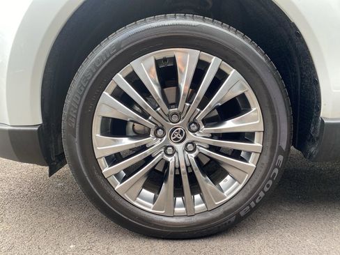 Used 2023 Toyota Venza Limited image 31