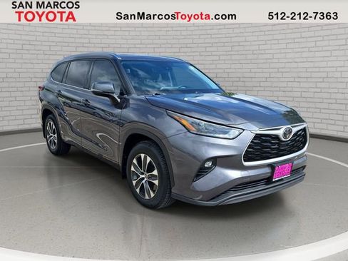 Used 2021 Toyota Highlander XLE FWD image 3