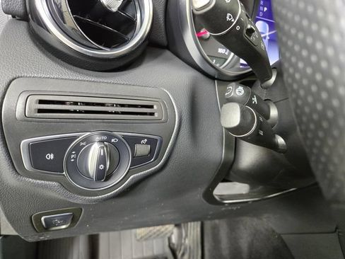 Used 2019 Mercedes-Benz GLC 300 4MATIC image 25