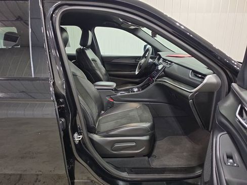 Used 2025 Jeep Grand Cherokee Altitude AWD/4WD image 29