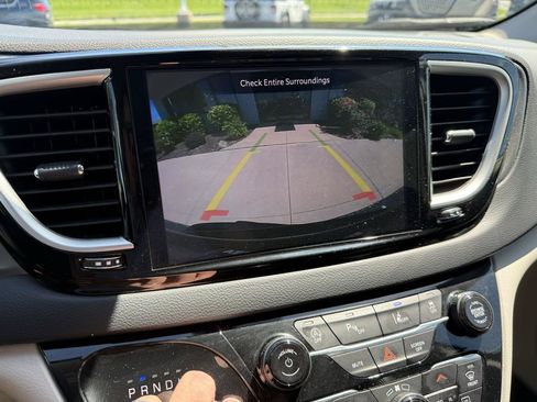 Used 2024 Chrysler Pacifica Touring-L FWD image 14
