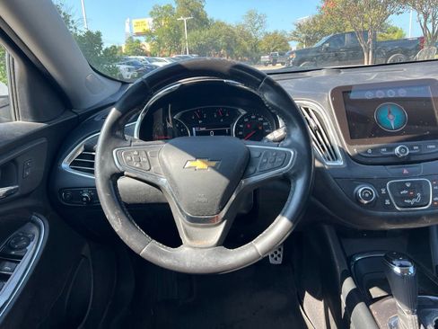 Used 2017 Chevrolet Malibu LT FWD image 15