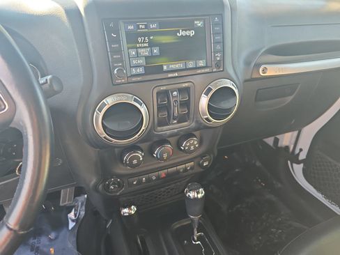 Used 2017 Jeep Wrangler Unlimited Rubicon w/ Connectivity Group AWD/4WD image 19