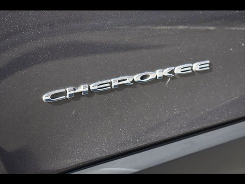 Used 2018 Jeep Cherokee Latitude Plus image 47