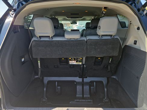Used 2021 Toyota Sienna Limited image 8