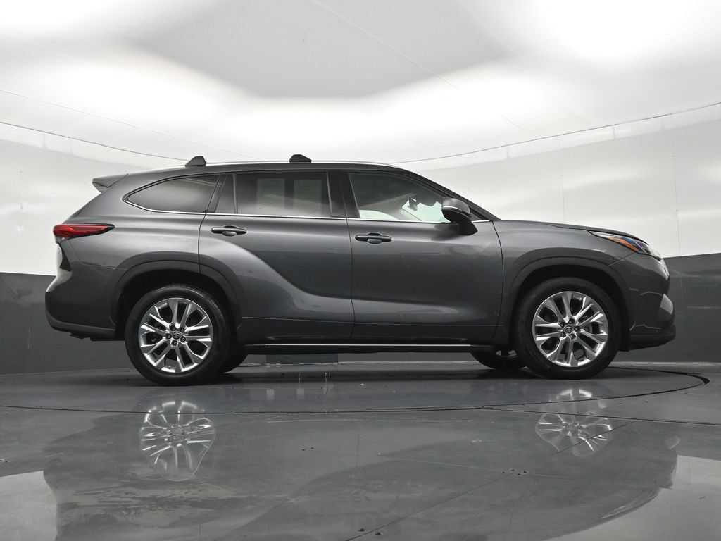 Used 2023 Toyota Highlander Limited FWD image 32