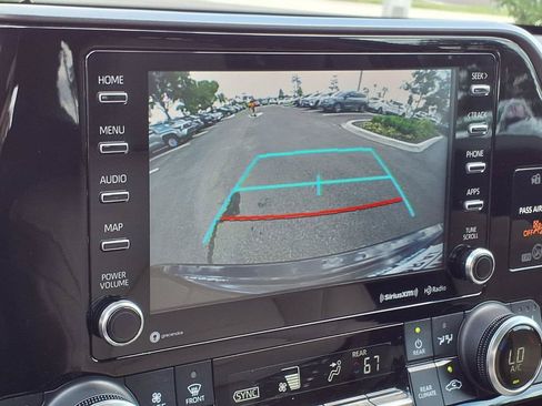 Used 2022 Toyota Highlander XLE FWD image 24