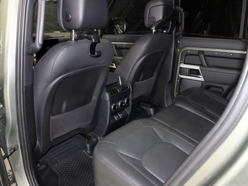 Used 2024 Land Rover Defender 110 SE image 33