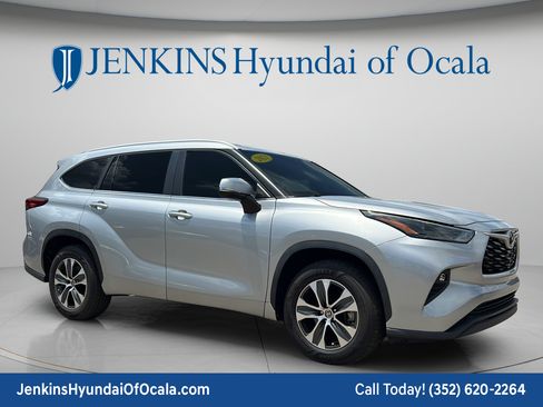 Used 2023 Toyota Highlander XLE FWD image 1
