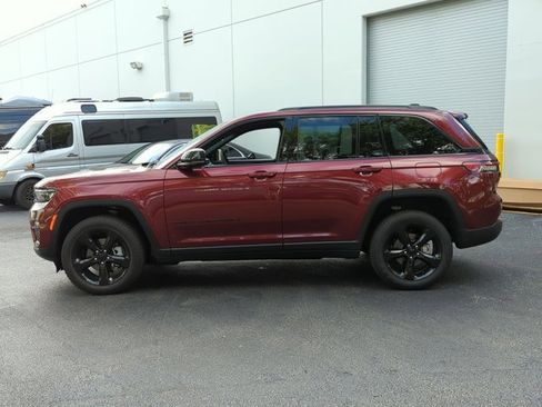 Used 2025 Jeep Grand Cherokee Limited w/ Black Appearance Package image 8